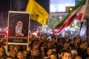 Chiítas iraquíes llevan una réplica del ataúd del líder supremo iraní, el ayatolá Ali Jameneí, asesinado en un ataque aéreo estadounidense en Teherán, durante un funeral simbólico en Najaf, Irak, el miércoles 4 de marzo de 2026.