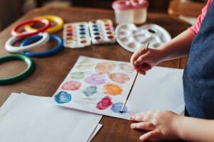 crianca-creche-pintura-1116-1400x800.jpg