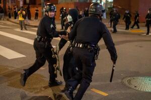 Ciudadano demanda al LAPD por presunta agresión durante protestas en 2025.