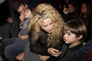 Shakira y Piqué con Milan y Sasha en una entrega de premios.