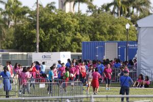 Niños inmigrantes juegan afuera de un antiguo sitio de Job Corps que ahora los alberga, el lunes 18 de junio de 2018 en Homestead, Florida. No se sabe si los niños cruzaron la frontera como menores no acompañados o si fueron separados de sus familiares.