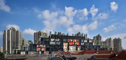 "Se procuró que la vegetación encima de las columnas funcionara como una extensión visual del parque aledaño", apuntan desde el estudio. Las columnas dispuestas en forma de rejilla ortogonal emergen del edificio, formando montañas e inclinándose hacia el parque y el distrito artístico aledaños.