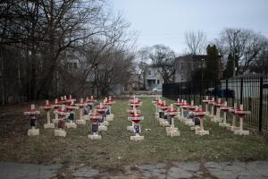 Zanis creó cada una de estas cruces, las cuáles fueron colocadas en enero de 2017, después de que Chicago recibiera atención internacional por el alto número de homicidios que registró la ciudad en 2016, año en que 742 personas fueron asesinadas.