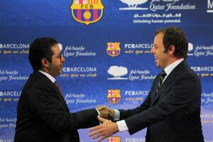 Barcelona's president Sandro Rosell (R)