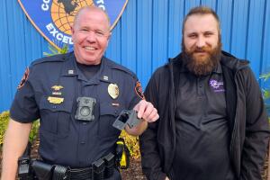 El equipo de Florida Poly utilizó impresión 3D y fibra de carbono para crear más de 400 soportes resistentes y adecuados para el uso diario de los oficiales.