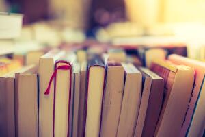 Bücherstapel auf Flohmarkt, Lestestoff für den Sommer