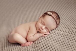 bebe_recien_nacida_durmiendo_423077023.jpg
