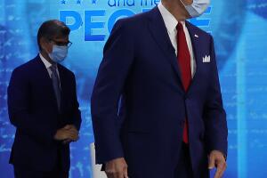 El candidato presidencial demócrata Joe Biden participa en un cabildo abierto el 15 de octubre del 2020 en Filadelfia.