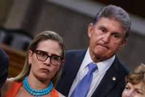 Los senadores Sinema y Manchin a fines de julio en una rueda de prensa explicando el acuerdo bipartidista sobre el plan de infraestructura.