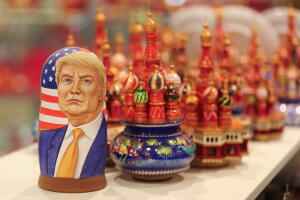 Una muñeca rusa con la imagen de Donald Trump, en un local frente a la catedral de San Basilio, en Moscú, Rusia. 
