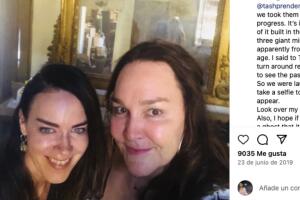 Mujer muestra a fantasma reflejado en el espejo de su casa