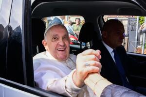 El papa Francisco aborda un Fiat 500 a la salida del hospital de Roma en el que pasó tres días.