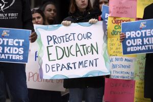 Manifestantes se congregan durante una protesta frente a la sede del Departamento de Educación, el viernes 14 de marzo de 2025, en Washington.