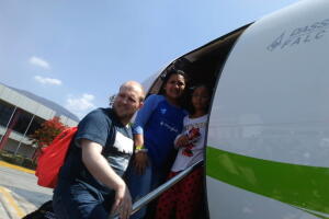 Joshua Holt junto a su esposa Thamara y la hija de ella, abordan un avión en Caracas, Venezuela, rumbo a Washington DC. EEUU- Encarcelado en Venezuela desde 2016, Holt fue liberado este 26 de mayo de 2018. 