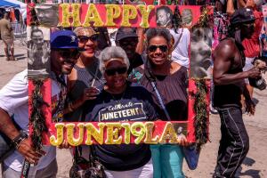 El presidente Joe Biden promulgó la ley que convirtió el Juneteenth en el duodécimo feriado federal de EEUU.