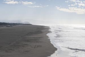 Desactivan la alerta de tsunami en California, pero advierten de peligros en la costa