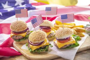 Mini hamburguesas con banderita de estados unidos