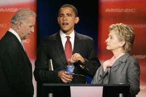 Joe Biden, Barack Obama y Hillary Clinton en un debate de la campaña 2008