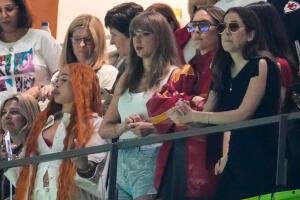 A Taylor Swift se le vio gran parte del tiempo con un rostro muy serio durante el Super Bowl 2025. 