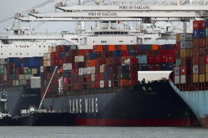 Un buque carguero repleto de productos provenientes de China atracando en el puerto de Oakland, en California.