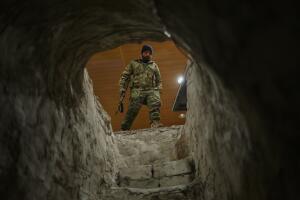 Un guardia de seguridad sirio a la entrada de un túnel usado por las Fuerzas Democráticas Sirias dentro del hospital militar en Ain Issa, Siria.