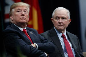En esta fotografía de archivo del 15 de diciembre de 2017, el presidente Donald Trump observa junto con el secretario de Justicia Jeff Sessions durante la ceremonia de graduación de la Academia Nacional del FBI en Quantico, Virginia.