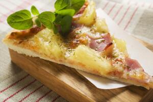 Rebanada de pizza hawaiana