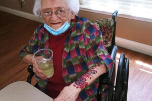 Asilo de Texas hace fiesta para sus residentes con alcohol y tatuajes
