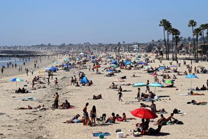 Coronavirus: Ignoran regla de distancia social y acuden en masa a esta playa de California 6 Las playas de Newport, así como otras en el condado de Orange, fueron visitados por residentes y vecinos del condado de Los Ángeles en donde los cierres de las playas se mantienen y hay fuerte vigilancia policial.