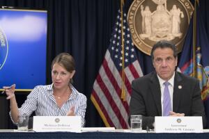 Melissa DeRosa en una conferencia de prensa con el gobernador Andrew Cuomo en 2018.