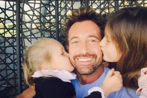 Gabriel Soto y sus hijas 