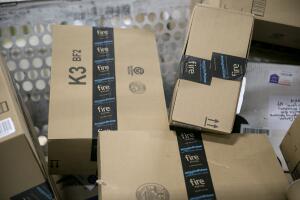 Paquetes de Amazon esperan su envío en el Anexo de procesamiento del Servicio Postal de Indianápolis.