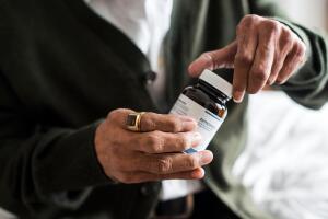 abastecimiento-medicinas-adultos-mayores.jpg
