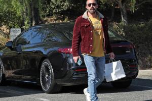 Ben Affleck llegando a un centro de rehabilitación en California
