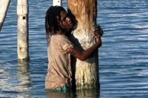 Un ciudadano en bote ayudó a las autoridades a detener al hombre que robó las botas.