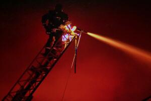Incendio en un almacén de distribución en Boyle Heights, en Los Ángeles