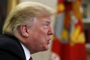 Trump ya había dicho en agosto que congelaría sueldos de empleados federales a partir de enero.