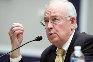 Ken Starr, el fiscal especial cuyas investigaciones al presidente Bill Clinton y lo llevaron a su juicio político en el Congreso.