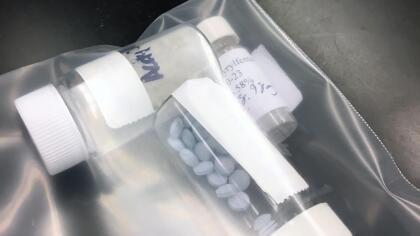 El aumento de incautaciones de fentanilo advierte que los cárteles mexicanos han adoptado esta droga en sus operaciones de narcotráfico. Además, recientes reportes del Departamento de Aduanas de EEUU reporta que el narcotráfico cibernético permite a los distribuidores enviar los ilÃcitos vÃa correo postal.