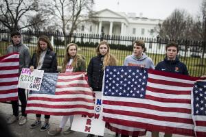 Decenas de estudiantes protestan frente a la Casa Blanca para pedir control de armas