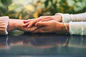 mujeres-se-dan-la-mano-pulseras.jpg
