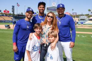 Shakira y sus hijos Milán y Sasha.jpg