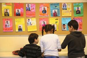 Padres inmigrantes temen enviar a sus hijos a la escuela tras el fin de protecciones que evitaban redadas del ICE en lugares sensibles como escuelas e iglesias.