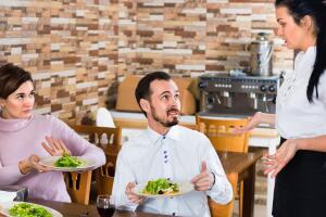 mal servicio - quejandose en restaurante