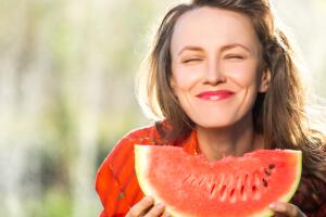 mujer-sonrisa-sandia.jpg