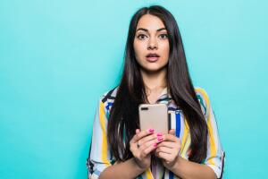 mujer-con-celular-sorprendida-fondo-azul.jpg
