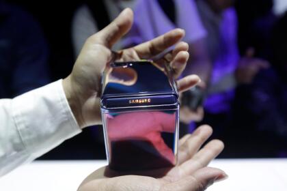 El usuario podrá tomar selfies o ver notificaciones incluso con el celular cerrado, a través de una pequeña pantalla en la tapa.
<br>