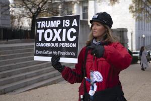 Una solitaria protesta contra Trump