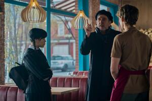 Jenna Ortega y Tim Burton en el set de 'Wednesday' Netflix.jpg