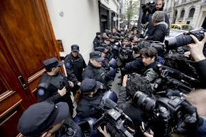 Allanan viviendas de Cristina Fernández